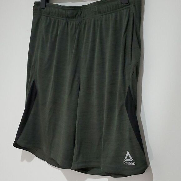 𝅺reebok olive green 35 Waist athletic shorts - Picture 1 of 7
